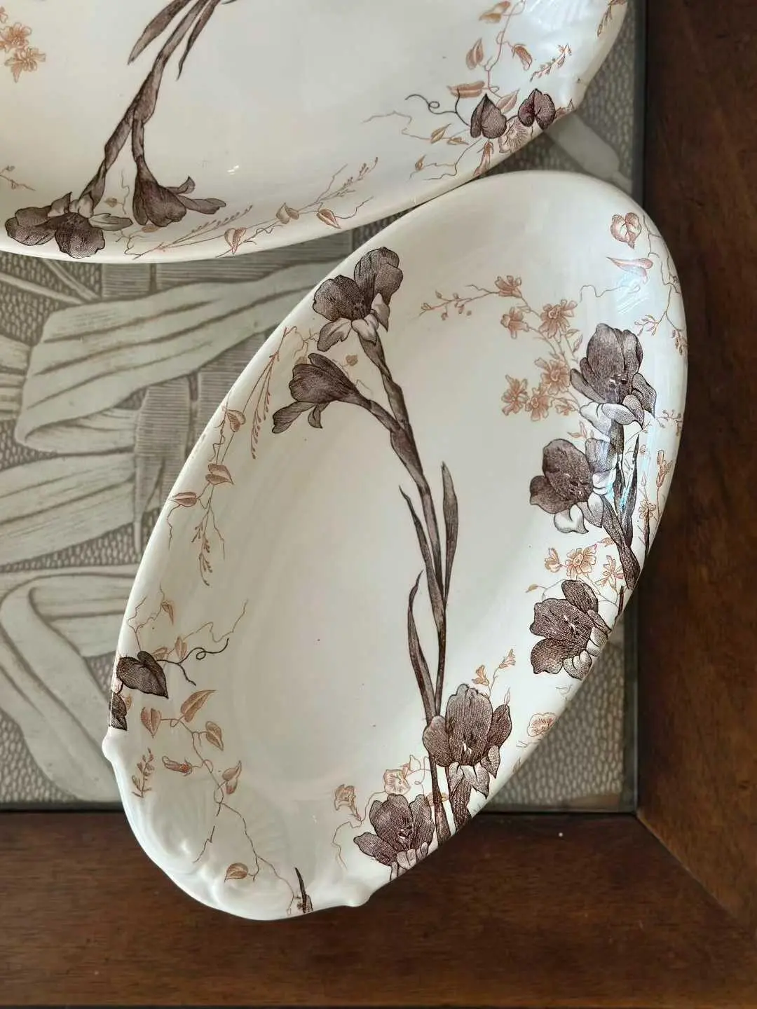 Creil et Montereau Gladiolus series rare small oval dish, 24 × 13.2 cm