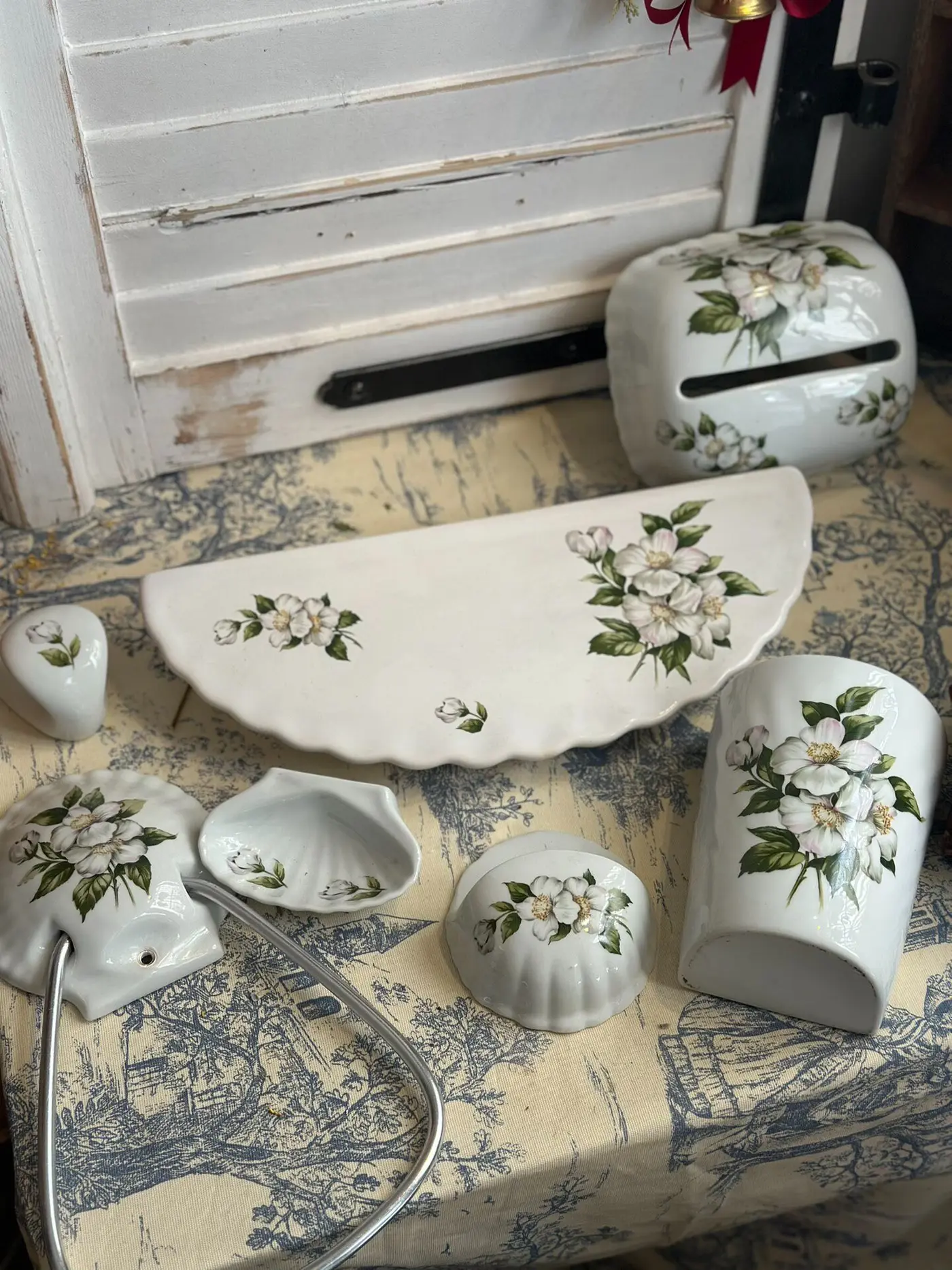 Vintage French Ceramic Bathroom Accessory Set — Wall Shelf with White Relief Flowers, Soap Dish & Vase