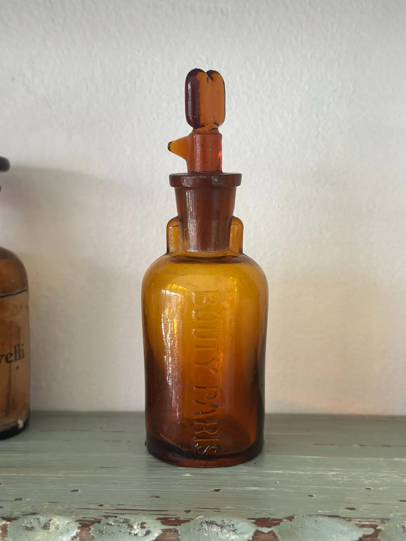 BOUTY – PARIS Amber Glass Apothecary Dropper Bottle with Heart-Shaped Stopper