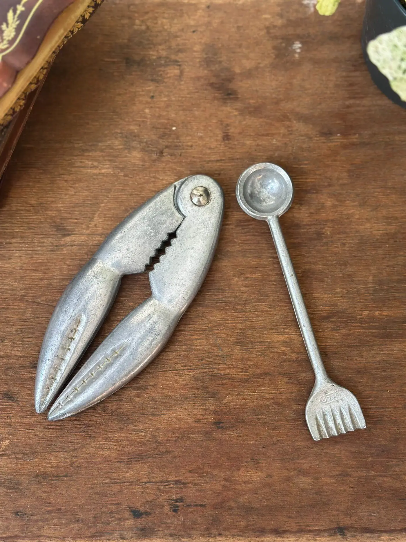 Vintage Crab-Claw Seafood Clamp with Double-Ended Meat Pick, Set of 2
