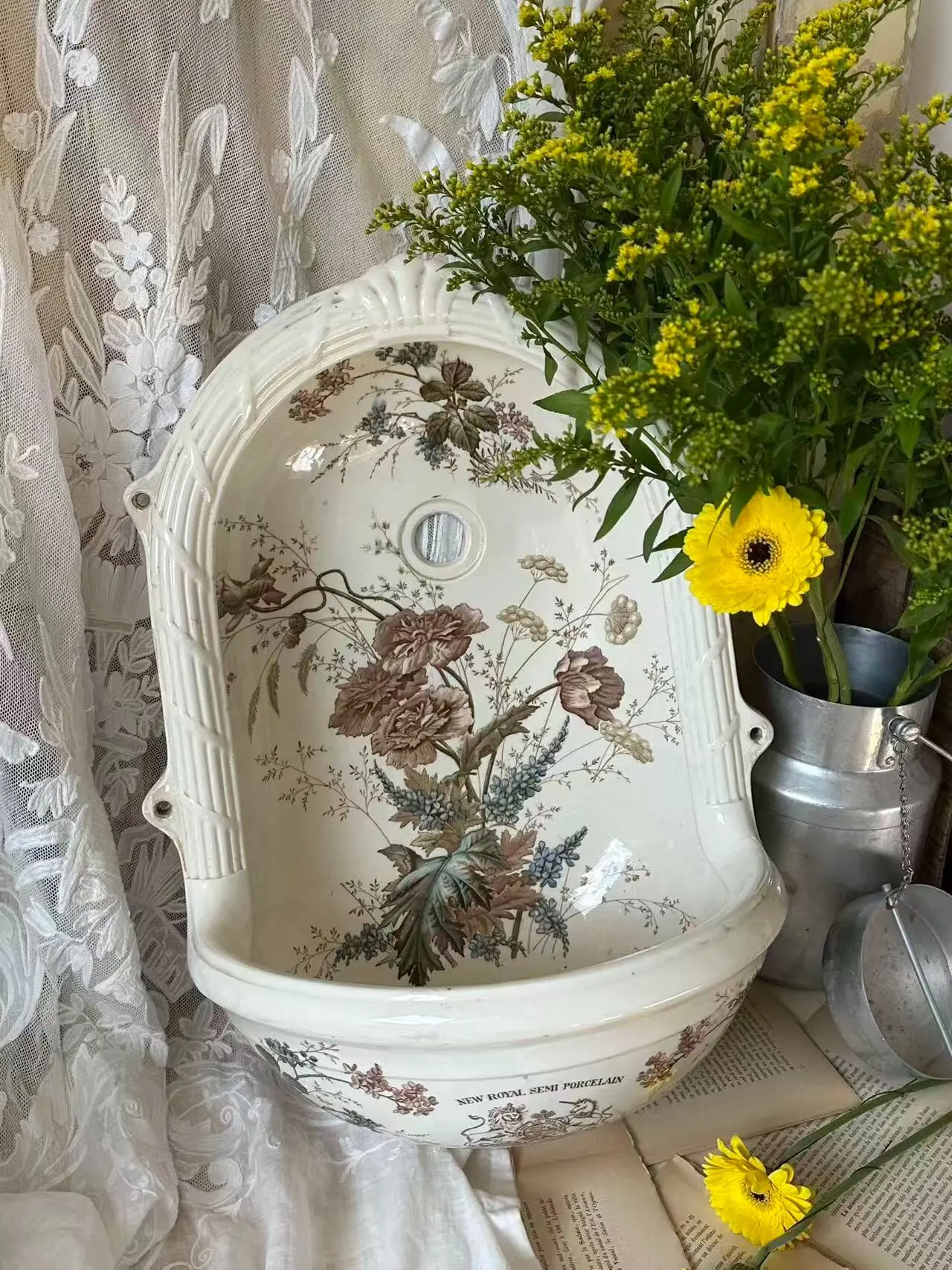 English Antique Ceramic Wall-Mounted Washbasin