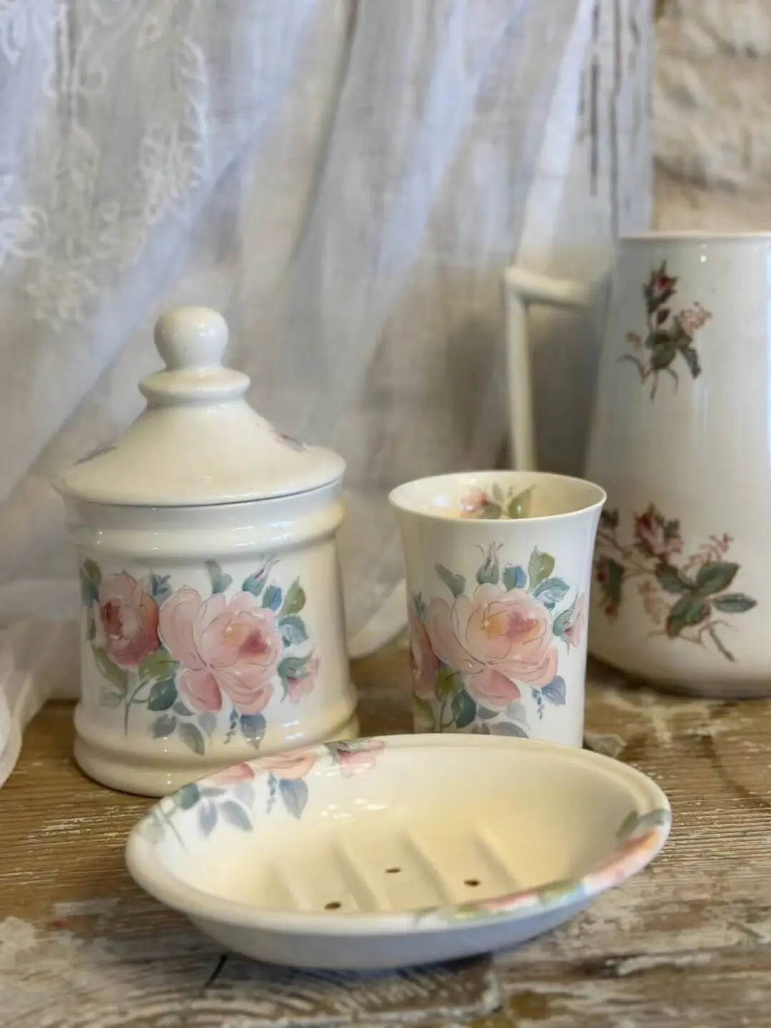 Vintage English Rose-Pattern Three-Piece Bathroom Set