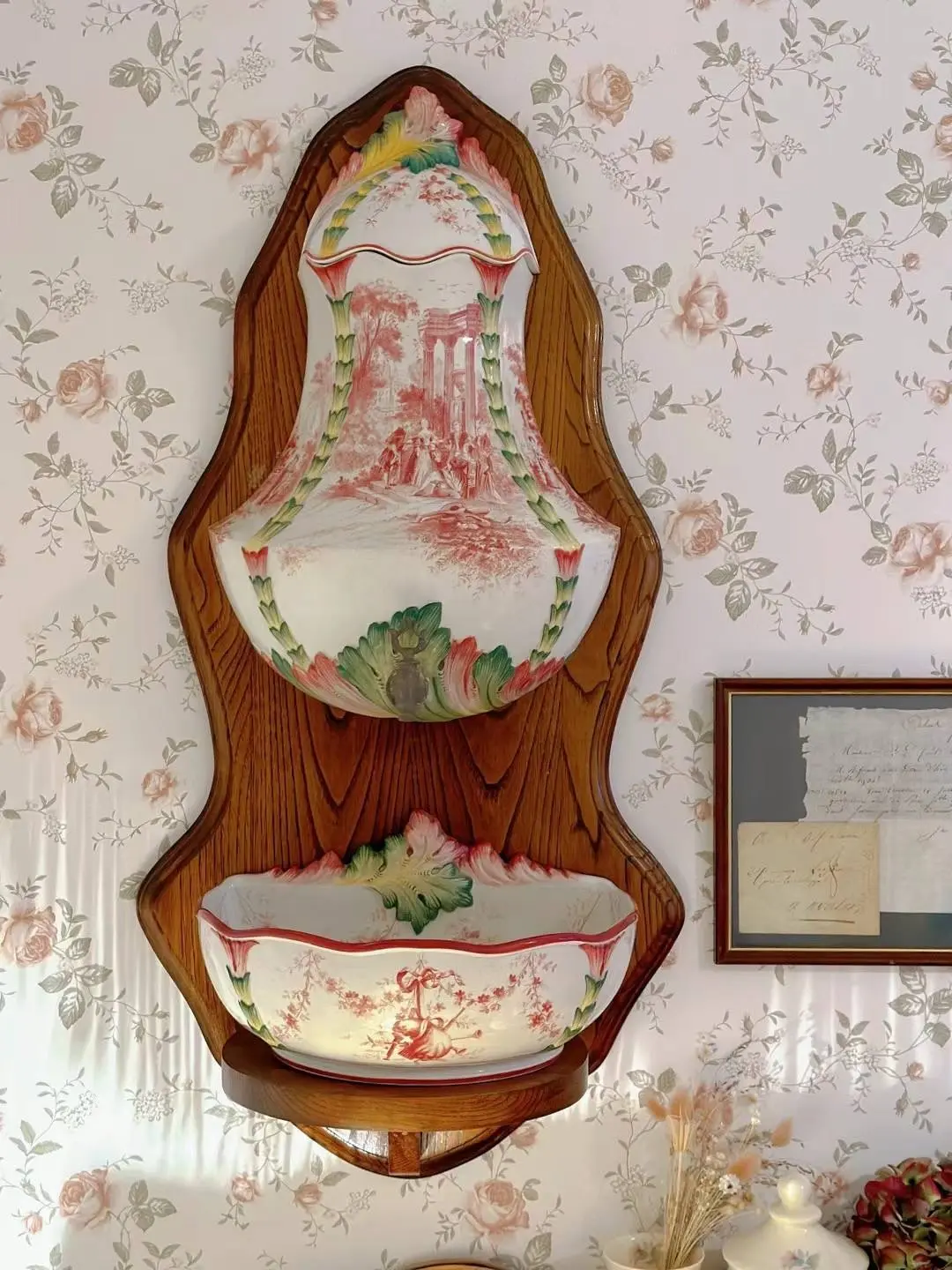 Hand-painted Wall-mounted Wall Fountain with European Court Lady Motif