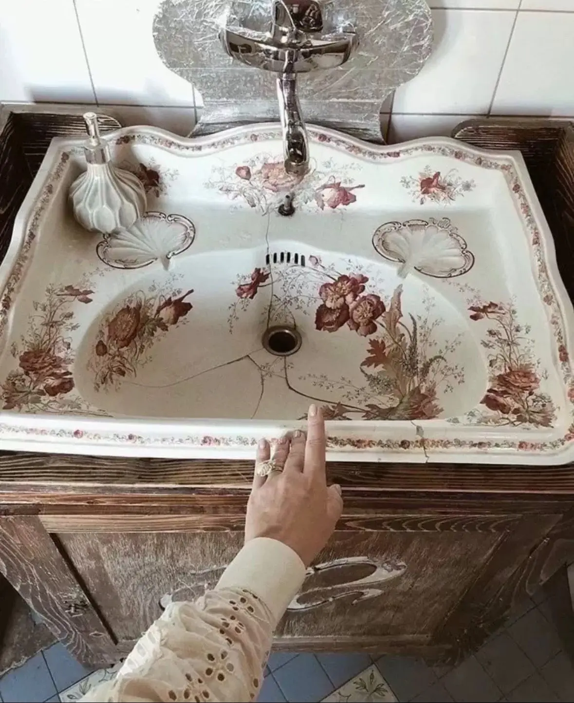 Victorian-Style British Antique Floral Washbasin