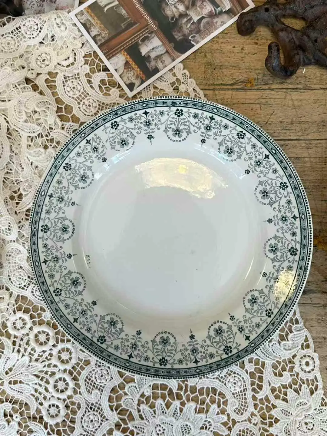 French Vintage Moulins des Loups Lace-Edged Flat Plate, 23 cm