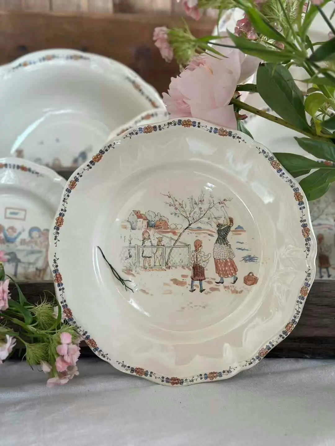 French vintage Sarreguemines "Richard" children's flat plate