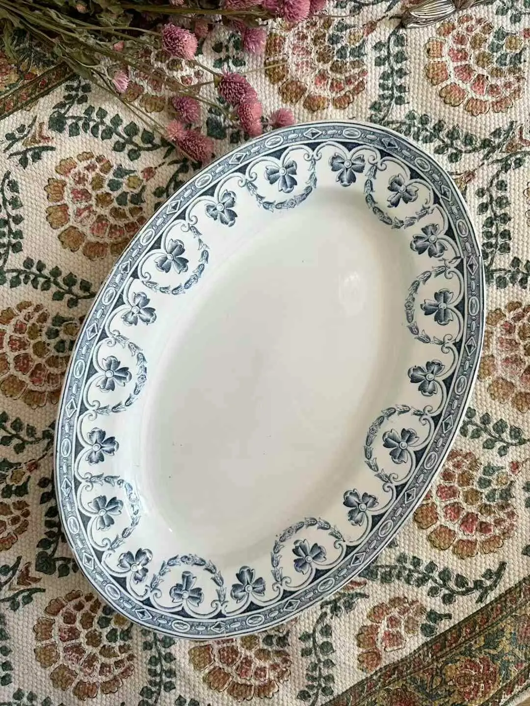 Saint-Amand Vintage Large Oval Bow Porcelain Platter, France, 35.5 × 24.5 cm