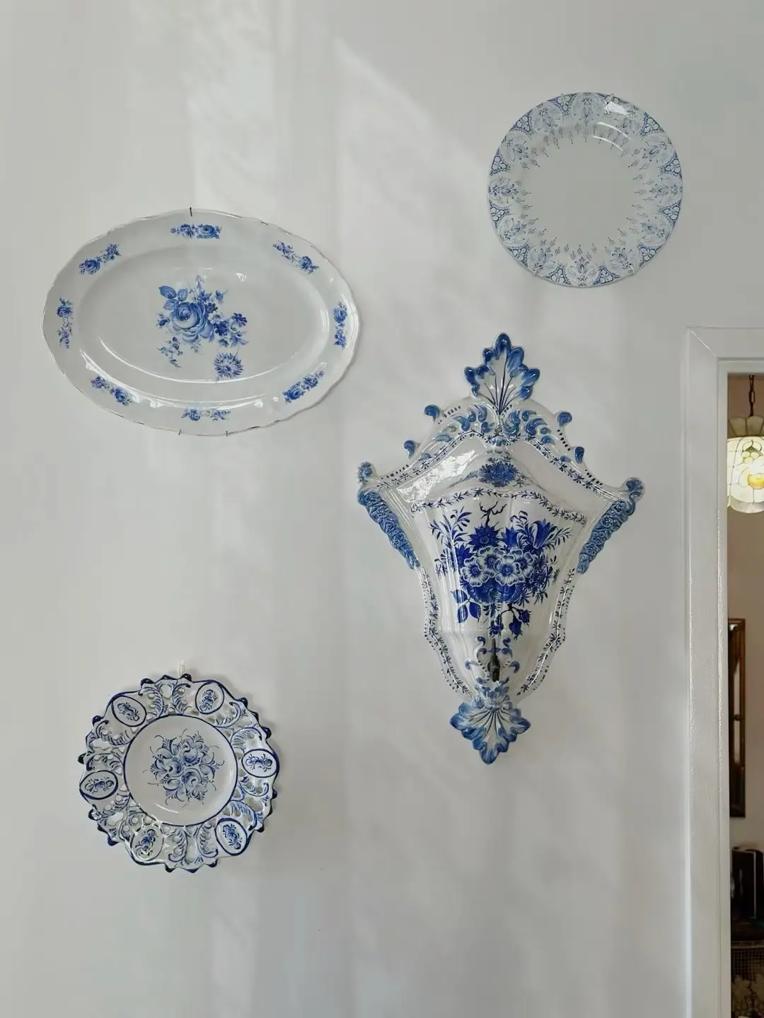Italian Vintage Hand-Painted Wall-Mounted Wall Fountain (Blue-and-White Ceramic)