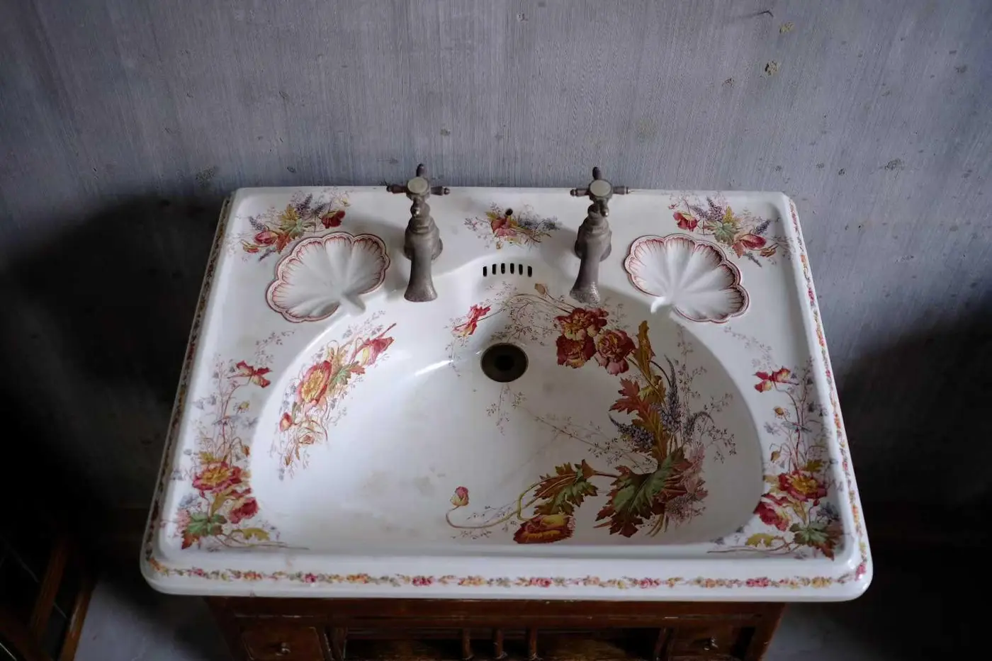 British Victorian-style Antique Wash Basin, 69 × 49 cm